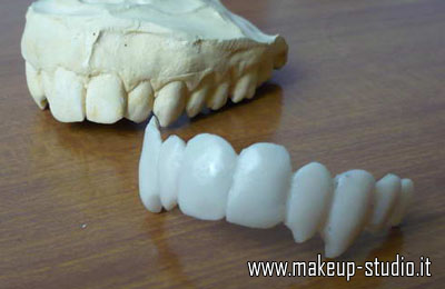 Come realizzare denti da vampiro - Backstage